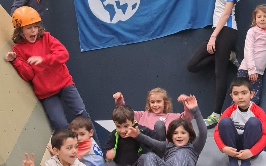 Infantiles y juveniles escalan en el rocódromo