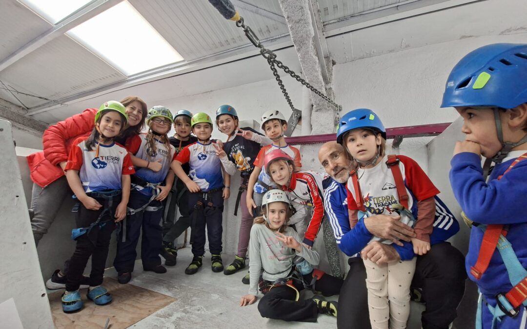 Crónica infantil y juvenil. Escalada en rocódromo.